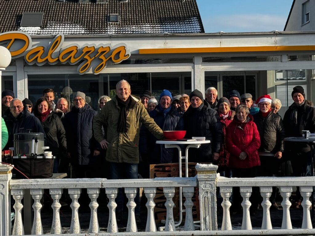 Menschmenge vor der Pizzeria Palazzo in Holzwickede Hengsen